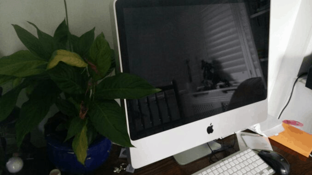 A 2008 iMac on a desk